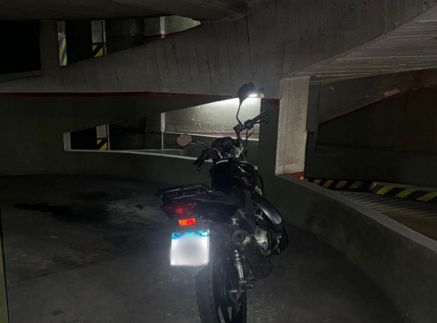 Amplia cochera para  moto!!!