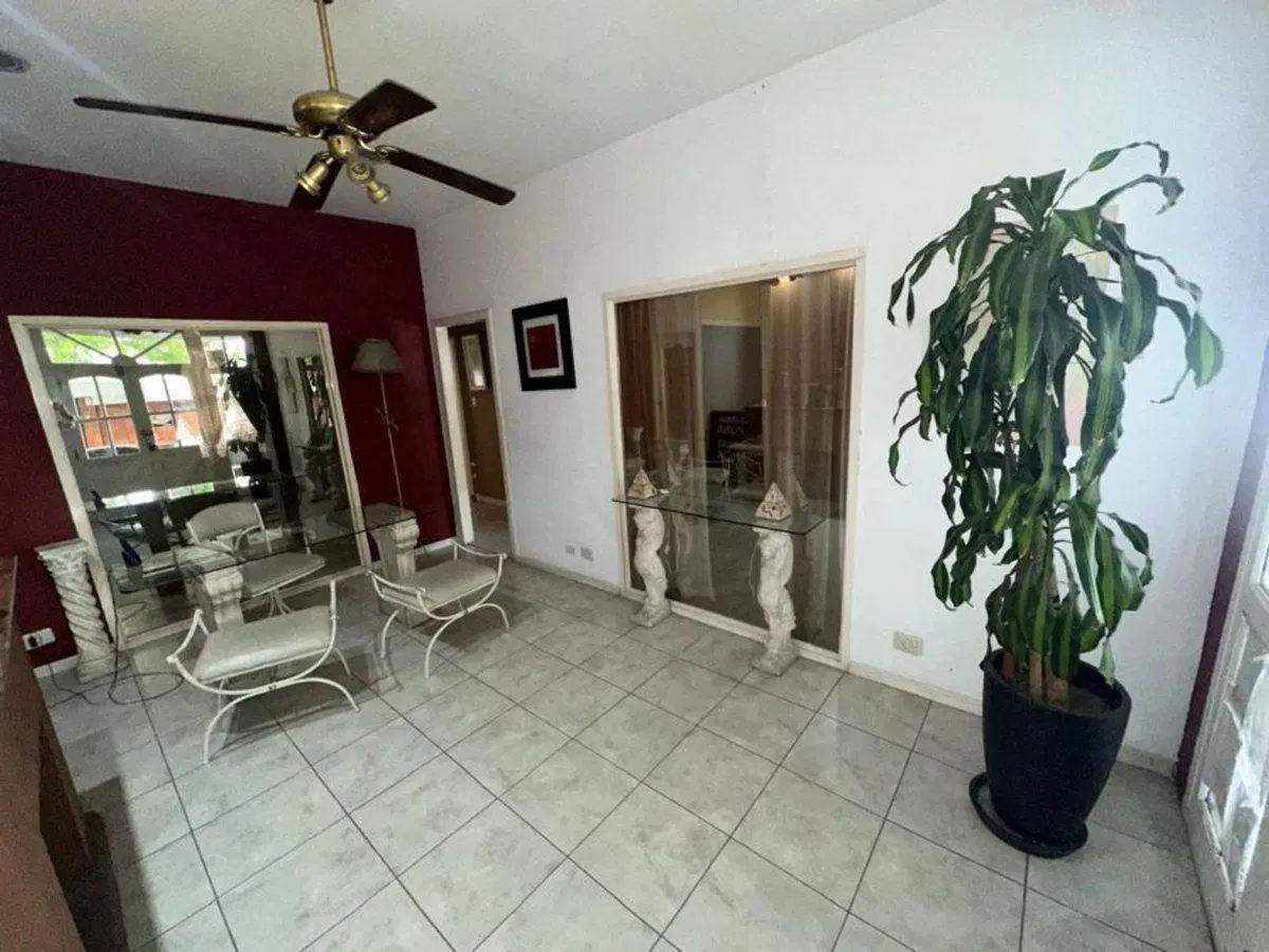 CASA CON PARQUE Y PILETA PLENO CENTRO MONTE GRANDE 4