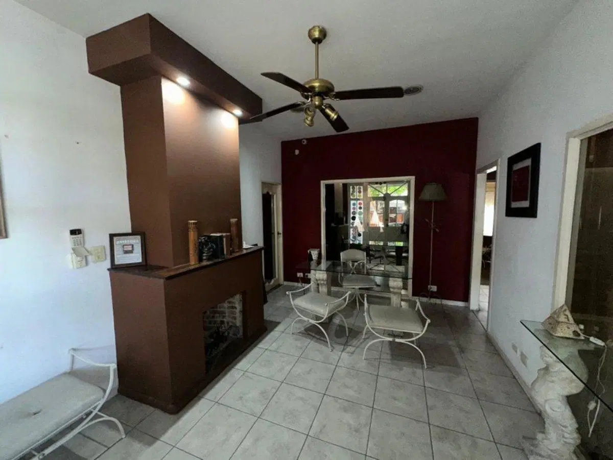 CASA CON PARQUE Y PILETA PLENO CENTRO MONTE GRANDE 2