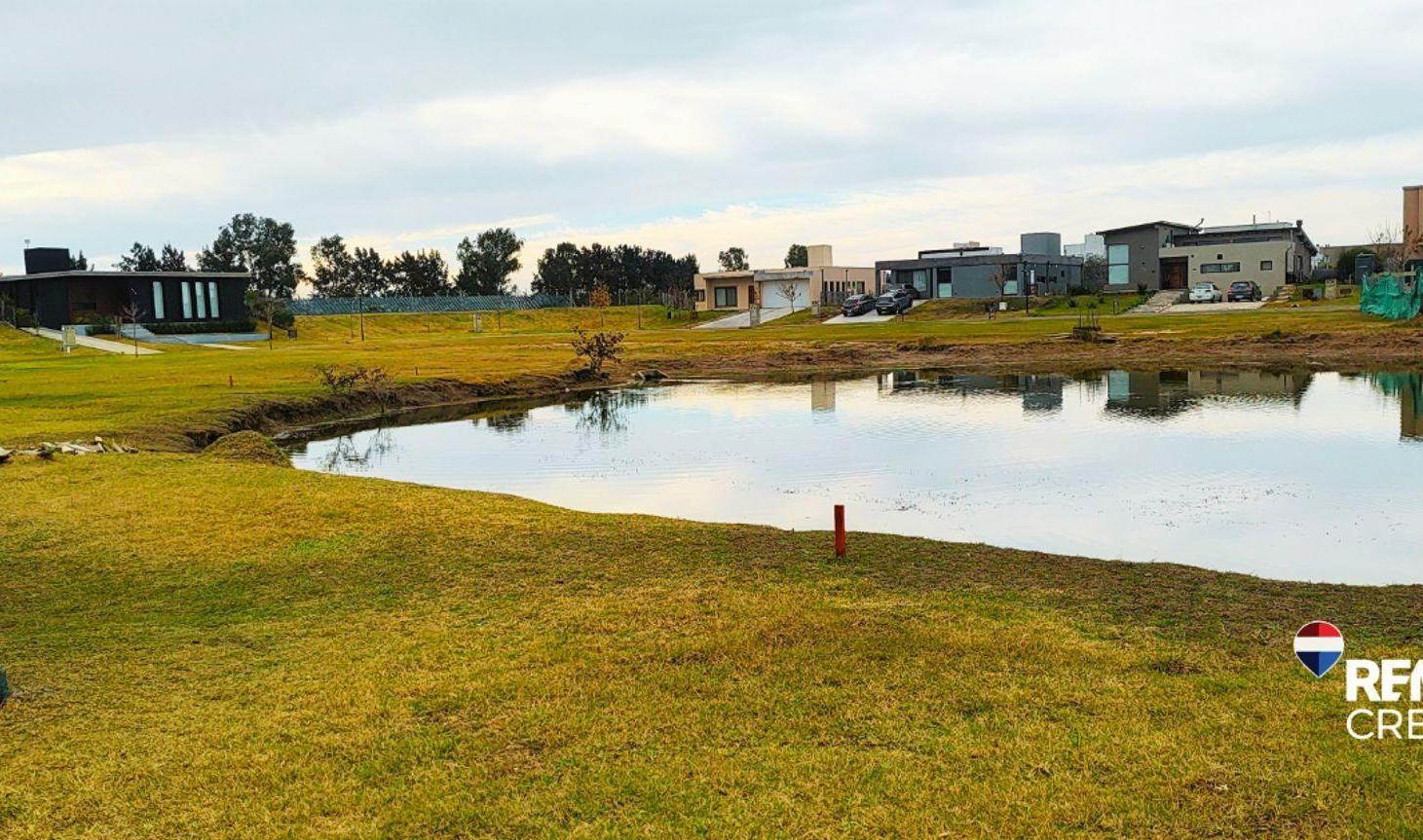 Venta Lote a la LAGUNA en Magallanes Hudson Beraza