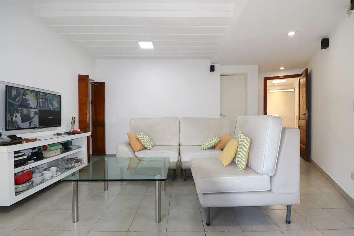 ESPECTACULAR CASA CON QUINCHO Y PILETA EN MORENO 5