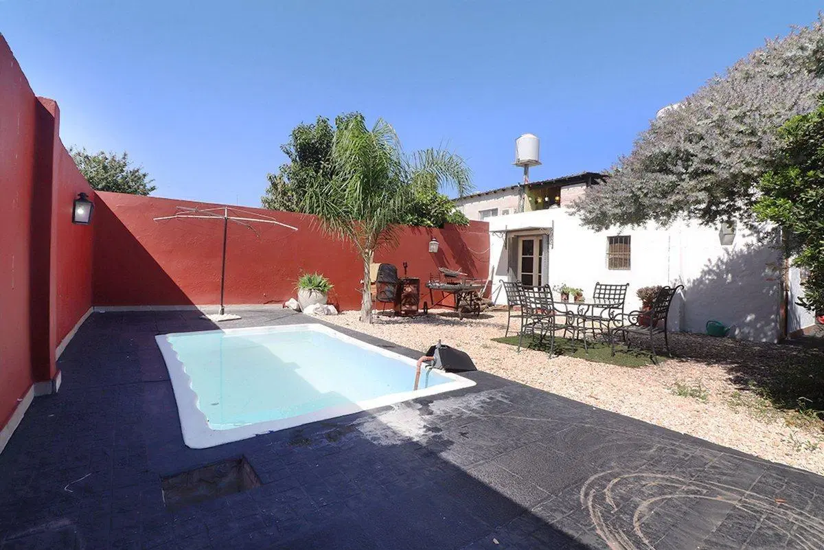ESPECTACULAR CASA CON QUINCHO Y PILETA EN MORENO 8