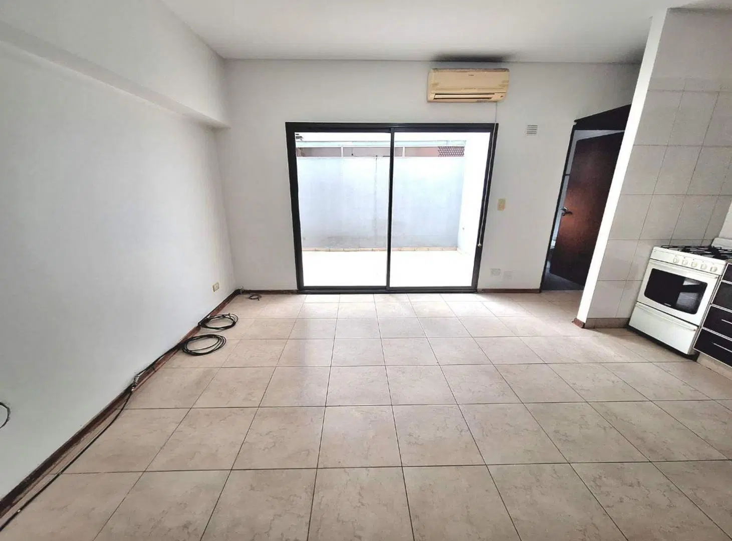 Alquiler Monoambiente c/Patio SIN EXPENSAS Coghlan 2