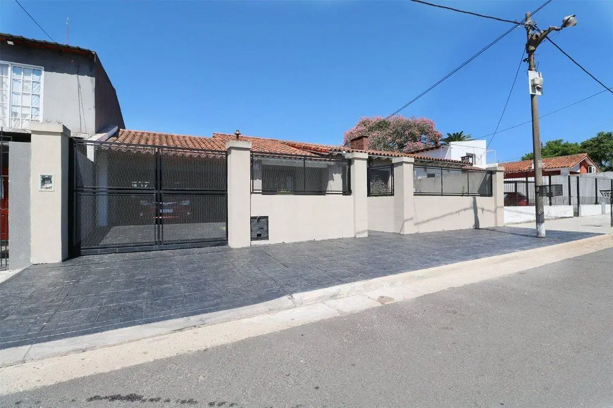 Venta - Casa 4 ambientes con pileta - Cuidad Evita 2