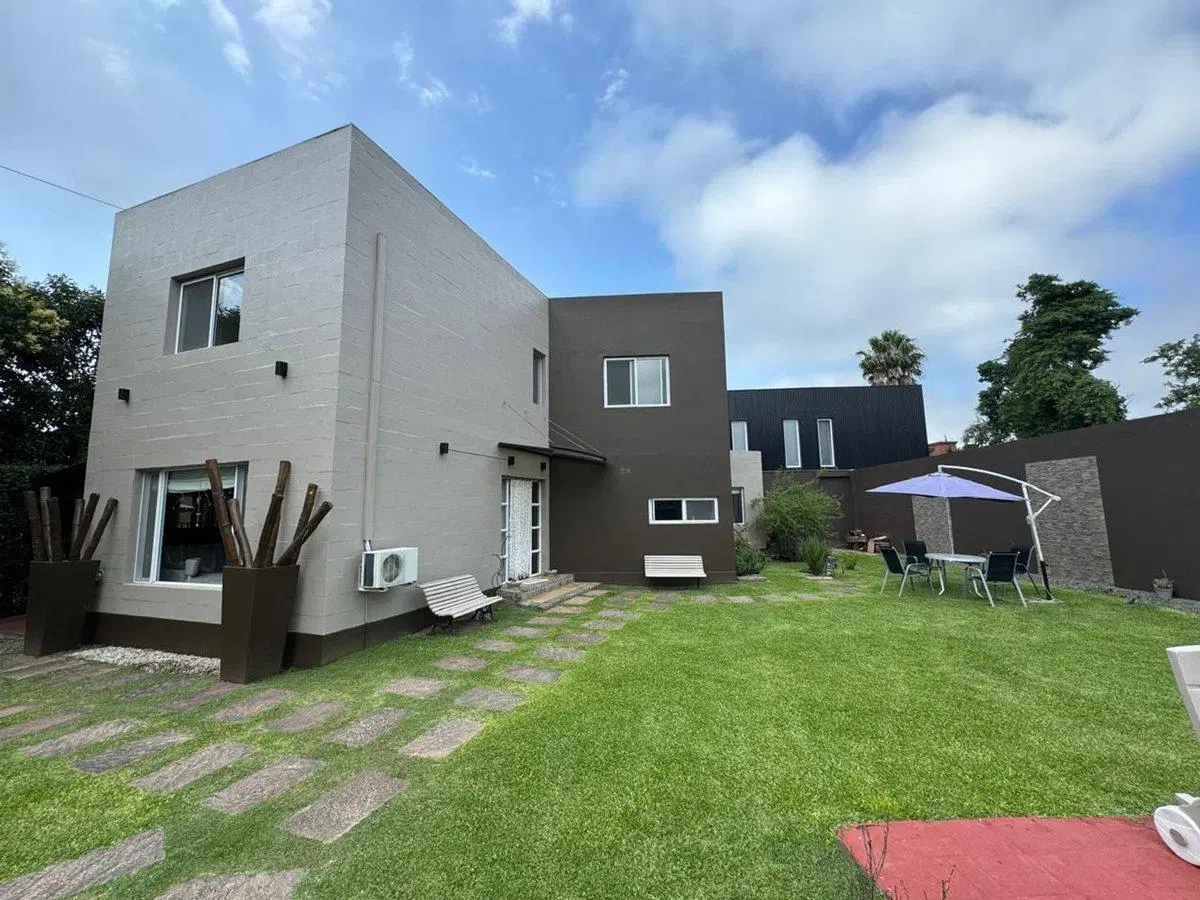 CASA EN VENTA 4 AMB CON PILETA EN EL CARMENCITO 2