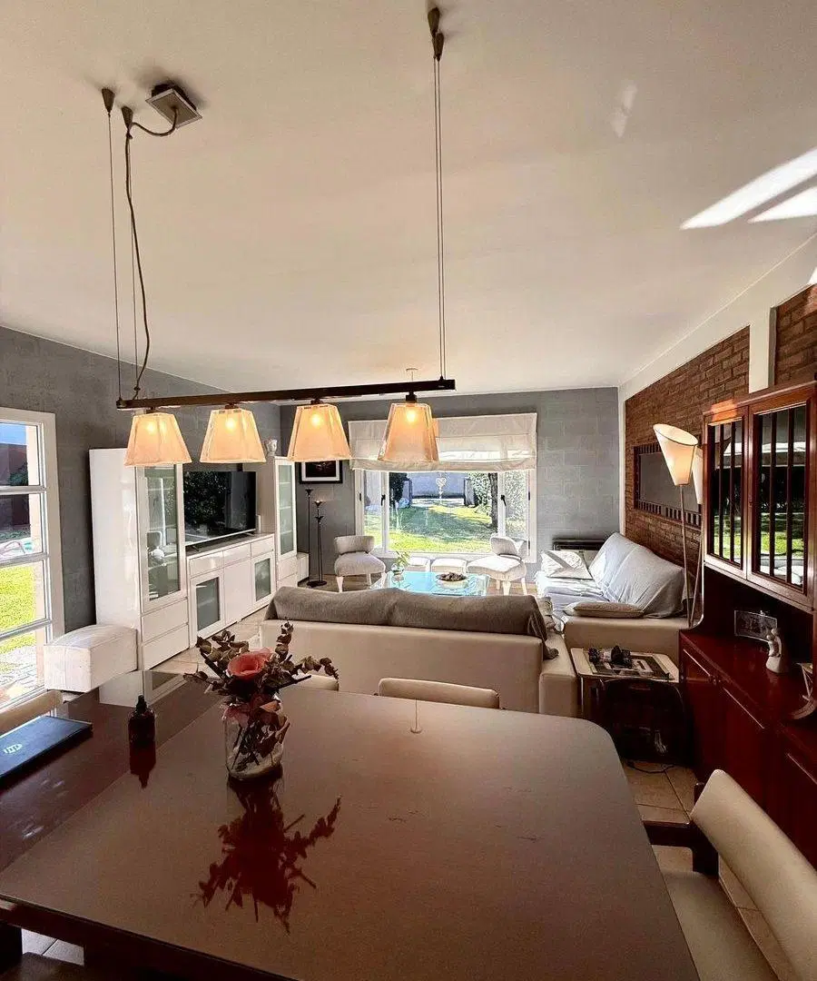 CASA EN VENTA 4 AMB CON PILETA EN EL CARMENCITO 5