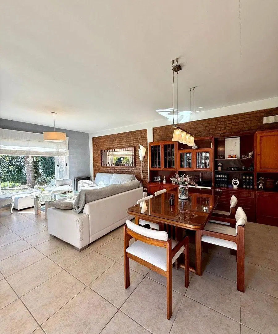 CASA EN VENTA 4 AMB CON PILETA EN EL CARMENCITO 4