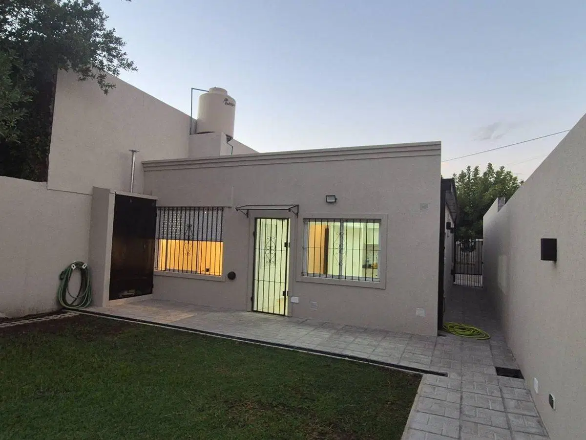 CASA EN VENTA 3 AMBIENTES CON PATIO LUJAN 2