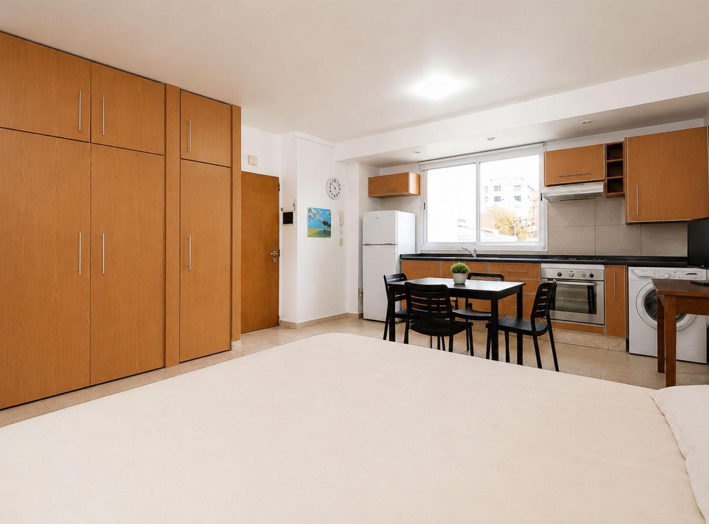 IMPECABLE MONOAMBIENTE CON BALCON EN CHACARITA