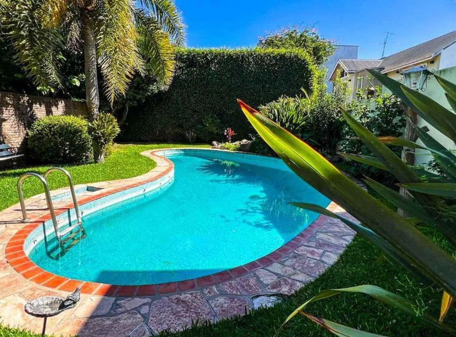Venta casa Barrio Parque Bernal sobre dos lotes 4