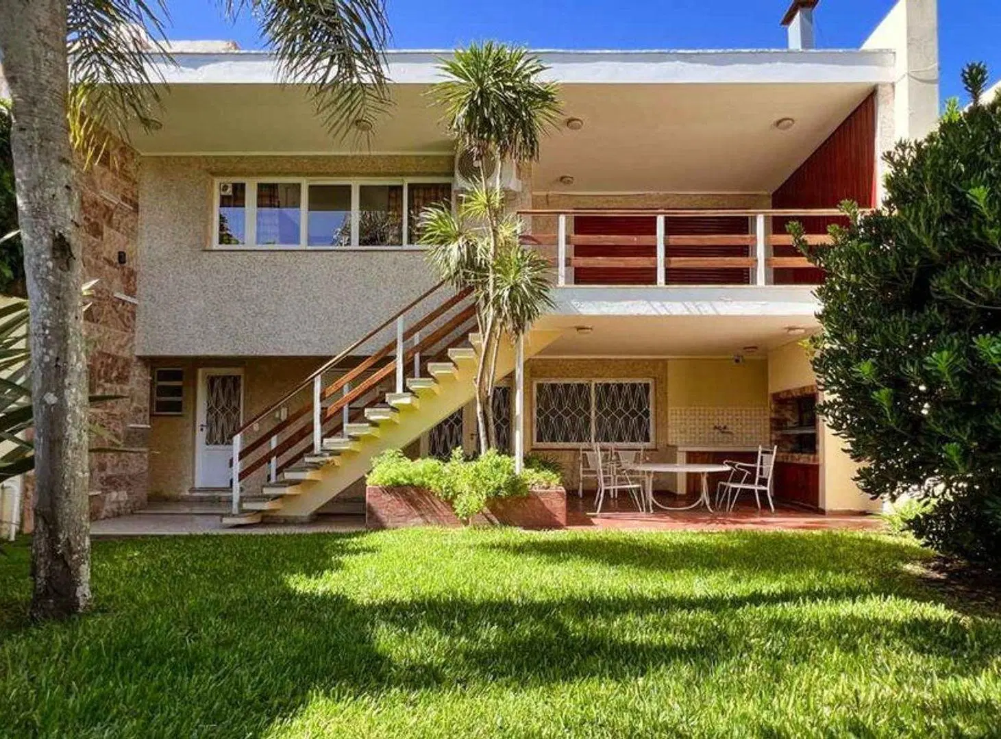Venta casa Barrio Parque Bernal sobre dos lotes 3
