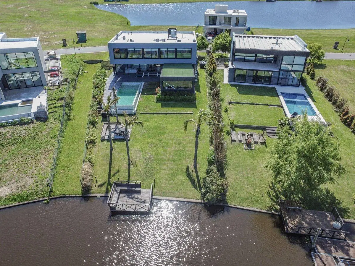 VENTA DE LUJOSA CASA AL RIO EN EL NAUDIR 4