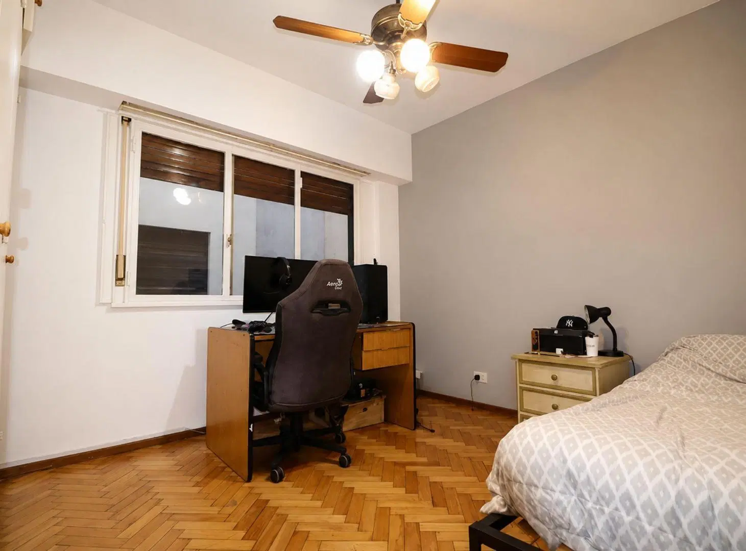 DEPARTAMENTO 3 AMBIENTES Y DEPENDENCIA CON BALCON. 3