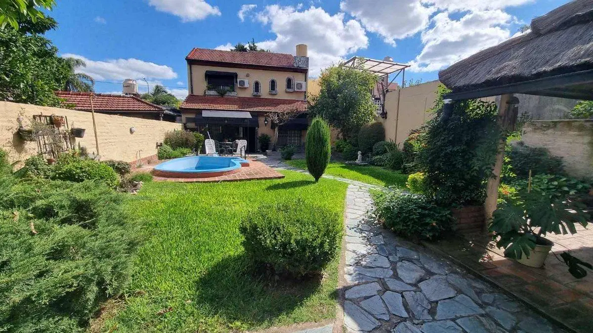 CASA EN VENTA MARTIN CORONADO GRAN JARDIN Y PILETA 2