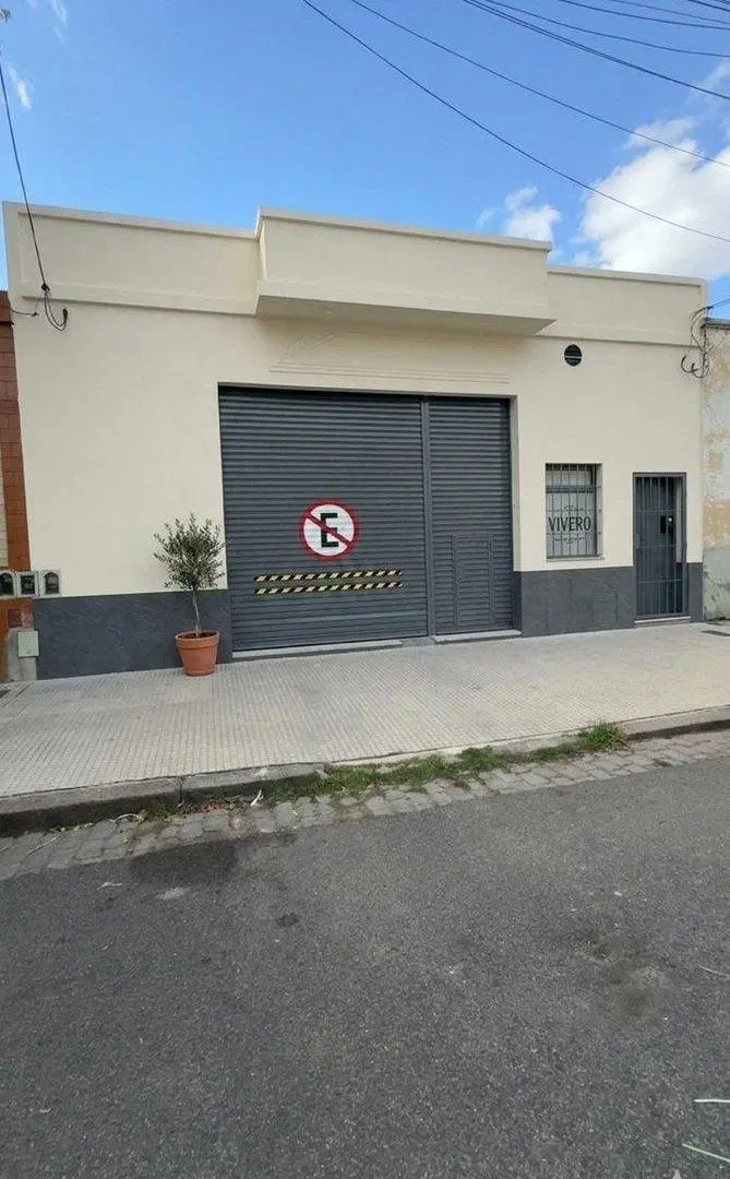 Casa con local a la calle 3