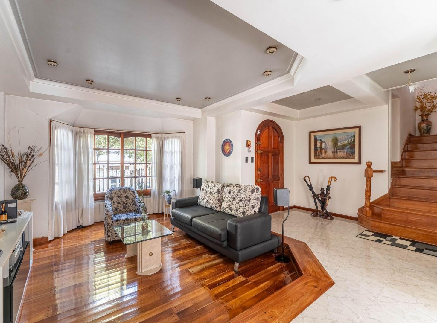 Foto de CASA 5 AMBIENTES CON JARDÍN, PILETA Y COCHERA, imagen 3