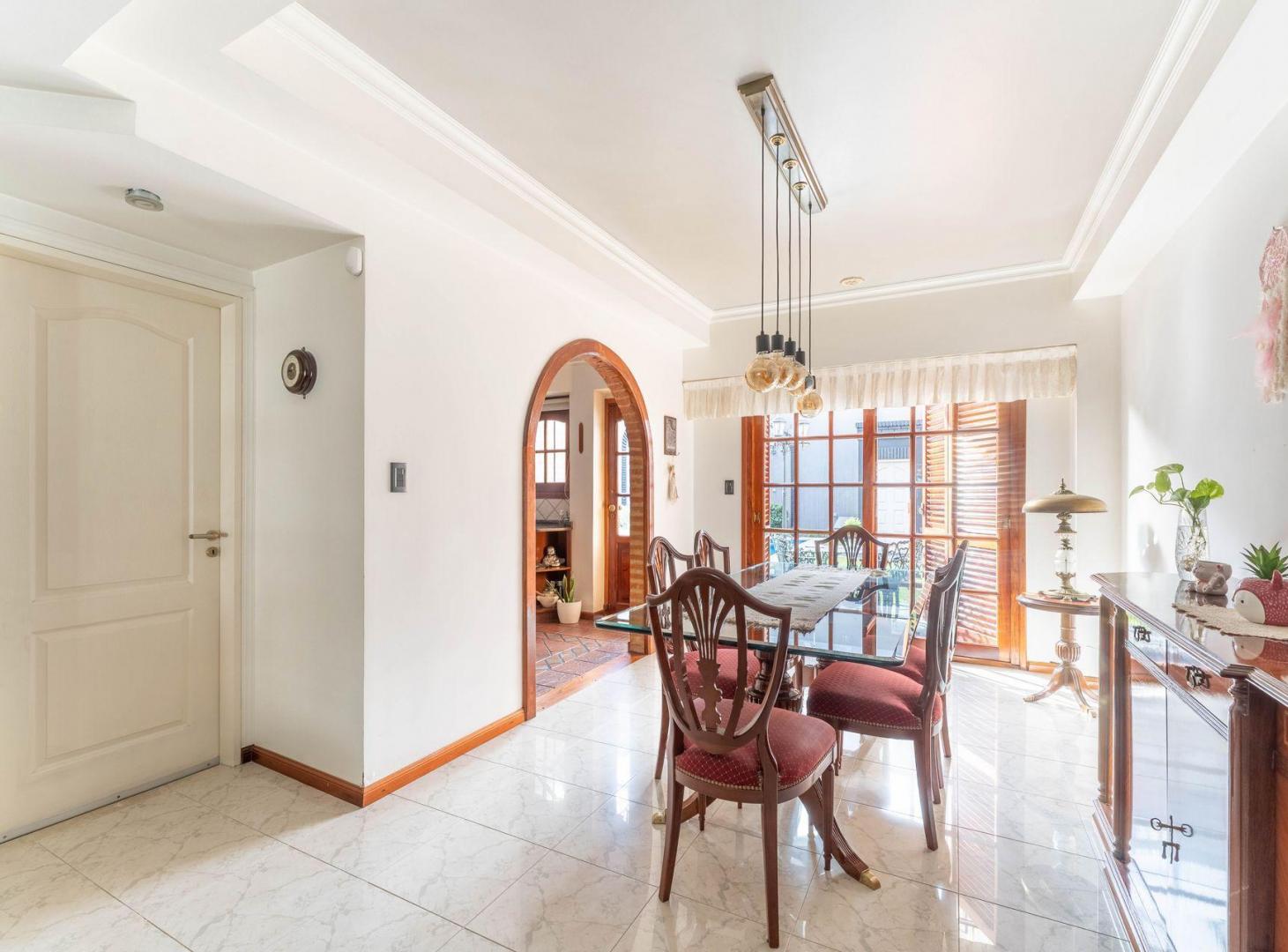 Foto de CASA 5 AMBIENTES CON JARDÍN, PILETA Y COCHERA, imagen 4