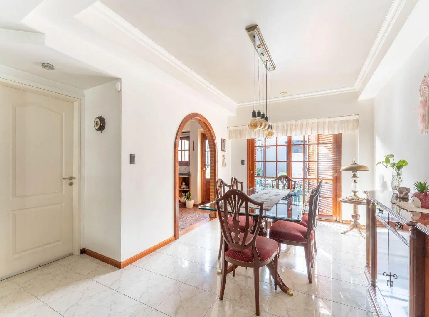 CASA 5 AMBIENTES CON JARDÍN, PILETA Y COCHERA 5