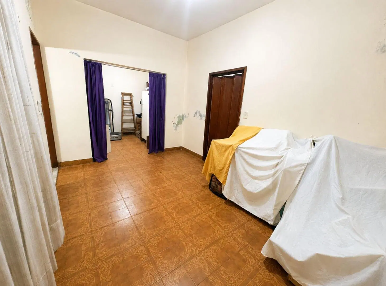 Casa sobre lote propio- potencial para 2 familias- 2