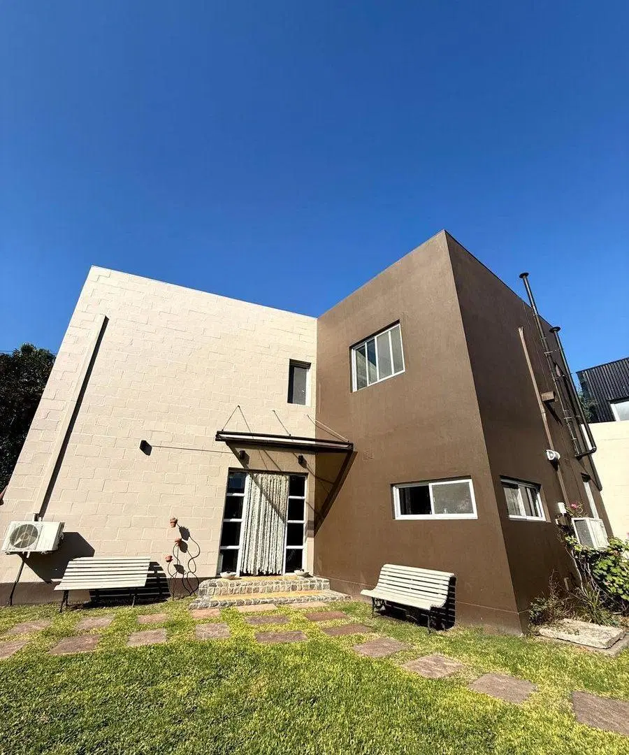 CASA EN VENTA 4 AMB CON PILETA EN EL CARMENCITO 3