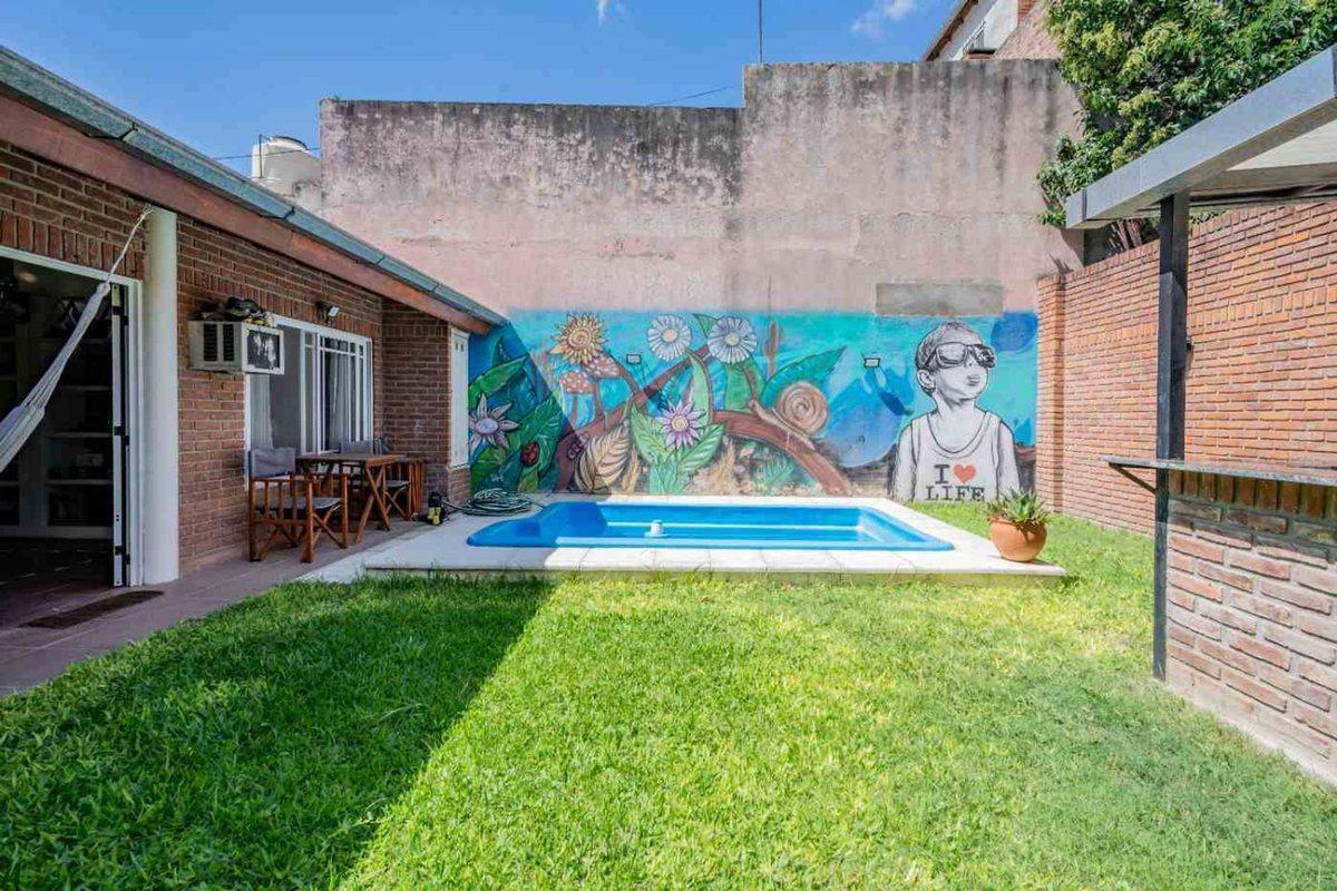 Foto de VENTA - CASA 3 AMB C/ QUINCHO Y PILETA - C. MADERO, imagen 2