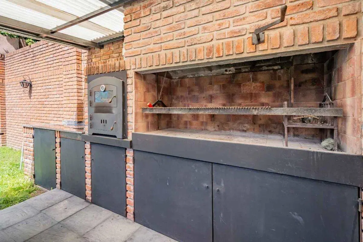 VENTA - CASA 3 AMB C/ QUINCHO Y PILETA - C. MADERO 4