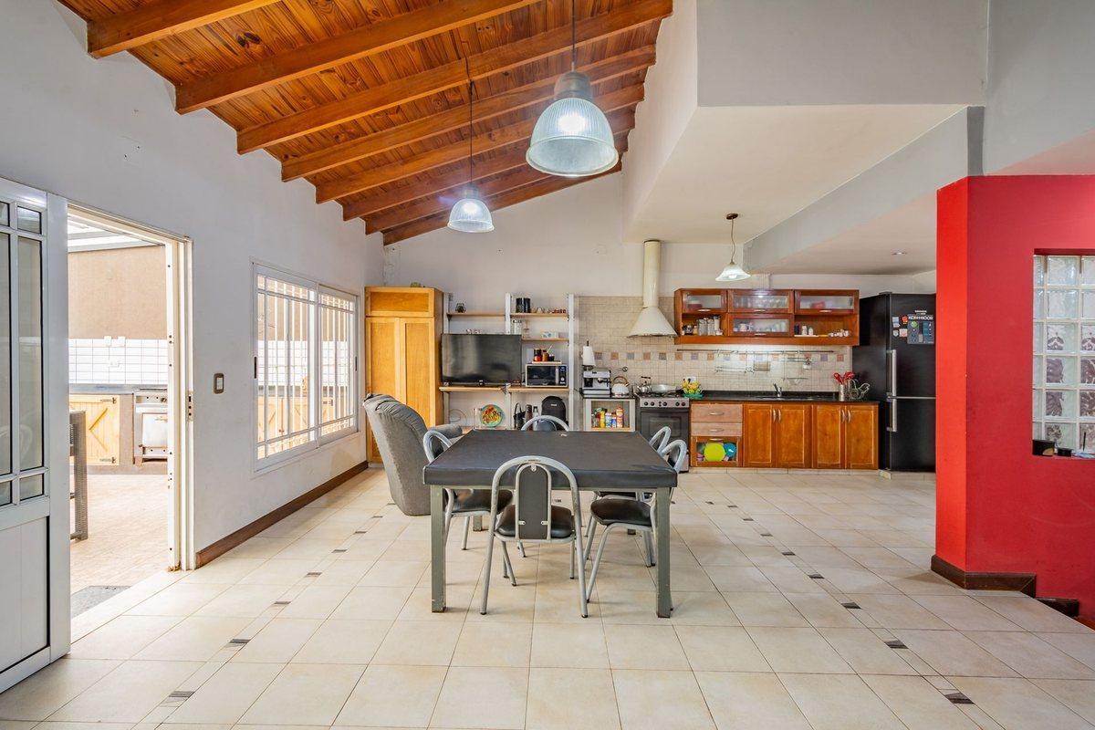 Foto de VENTA - Casa 6 ambientes en Aldo Bonzi con Pileta, imagen 2