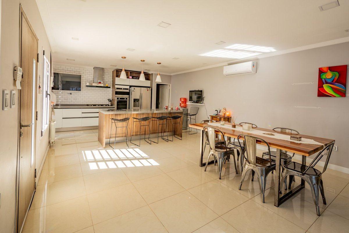 Foto de VENTA - PH MULTIFAMILIAR C/ PILETA - TAPIALES, imagen 1