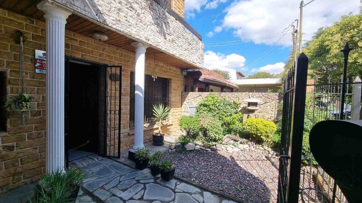 Foto de CASA EN VENTA MARTIN CORONADO GRAN JARDIN Y PILETA, imagen 2