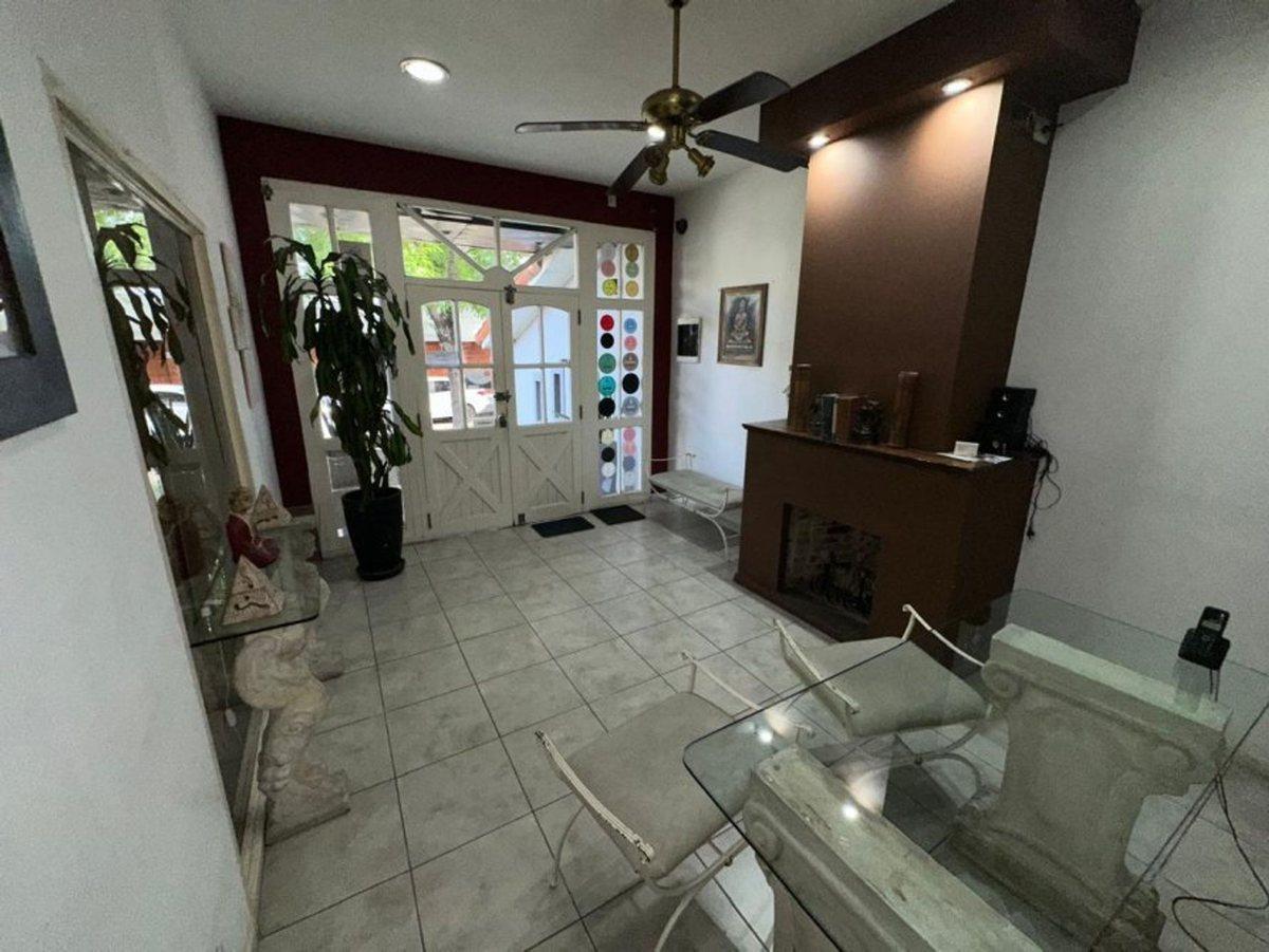 Foto de CASA CON PARQUE Y PILETA PLENO CENTRO MONTE GRANDE, imagen 3