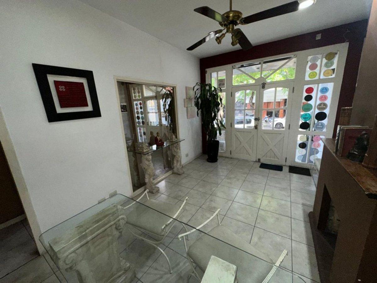 Foto de CASA CON PARQUE Y PILETA PLENO CENTRO MONTE GRANDE, imagen 1
