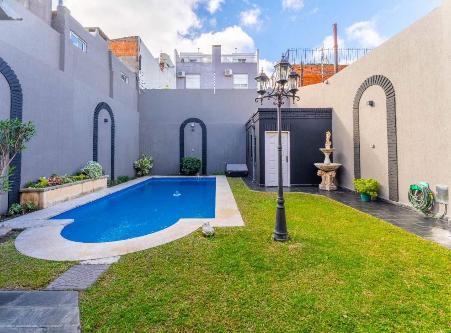 Foto de CASA 5 AMBIENTES CON JARDÍN, PILETA Y COCHERA, imagen 1