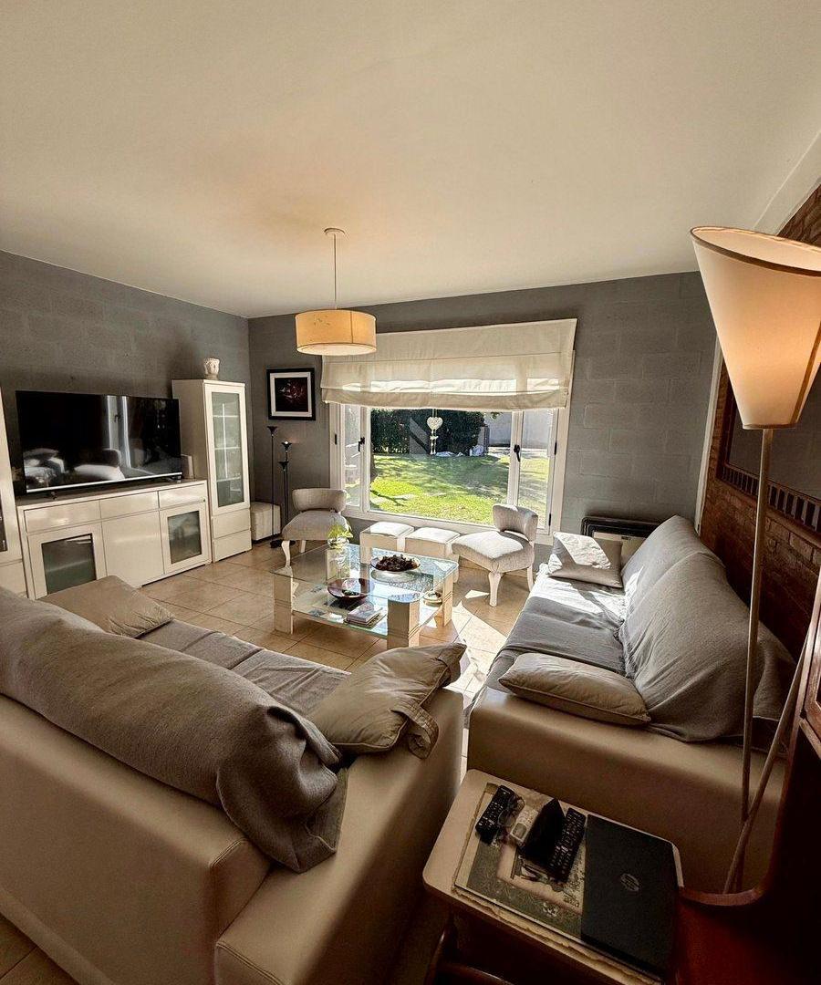 Foto de CASA EN VENTA 4 AMB CON PILETA EN EL CARMENCITO, imagen 1