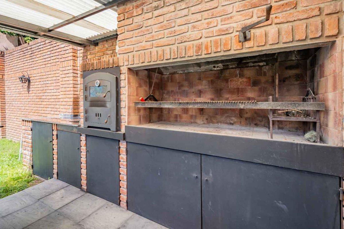 Foto de VENTA - CASA 3 AMB C/ QUINCHO Y PILETA - C. MADERO, imagen 2