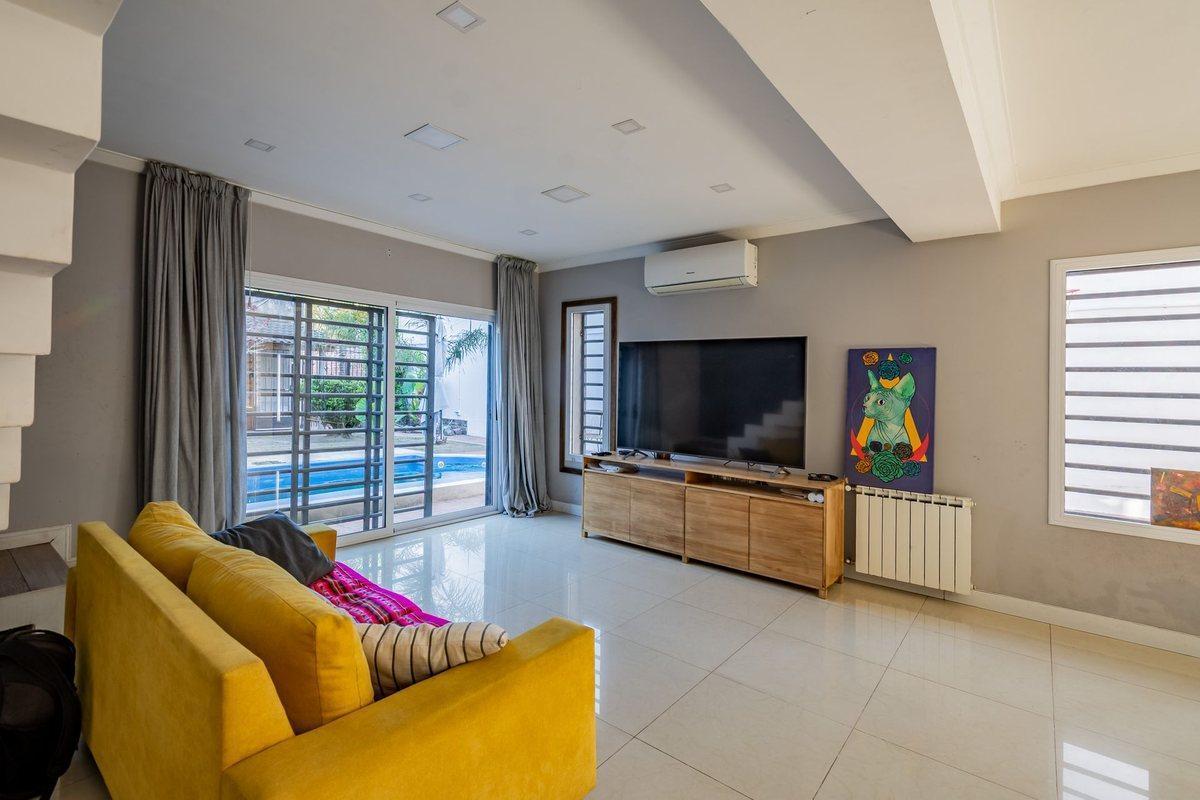 Foto de VENTA - PH MULTIFAMILIAR C/ PILETA - TAPIALES, imagen 1