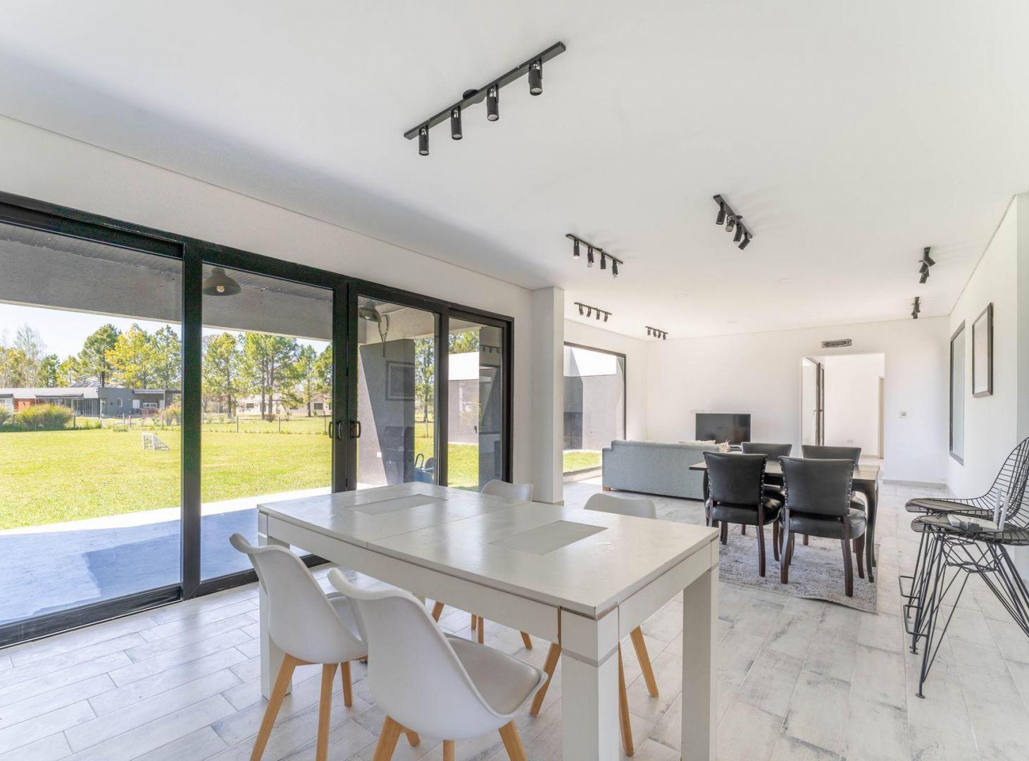 Foto de CASA 4 AMB CON PARQUE - BARRIO PRIVADO LA ELINA, imagen 1