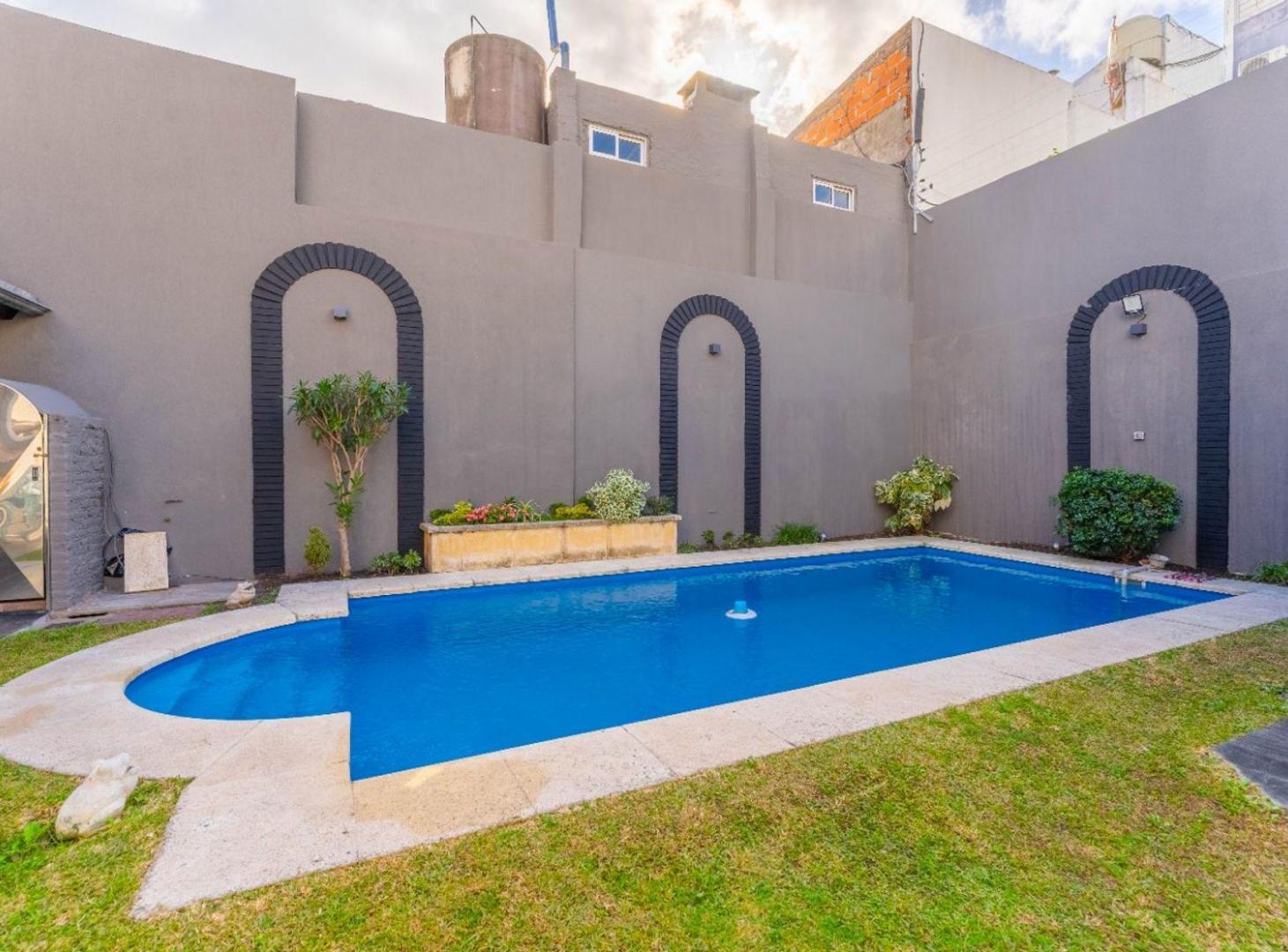 Foto de CASA 5 AMBIENTES CON JARDÍN, PILETA Y COCHERA, imagen 2