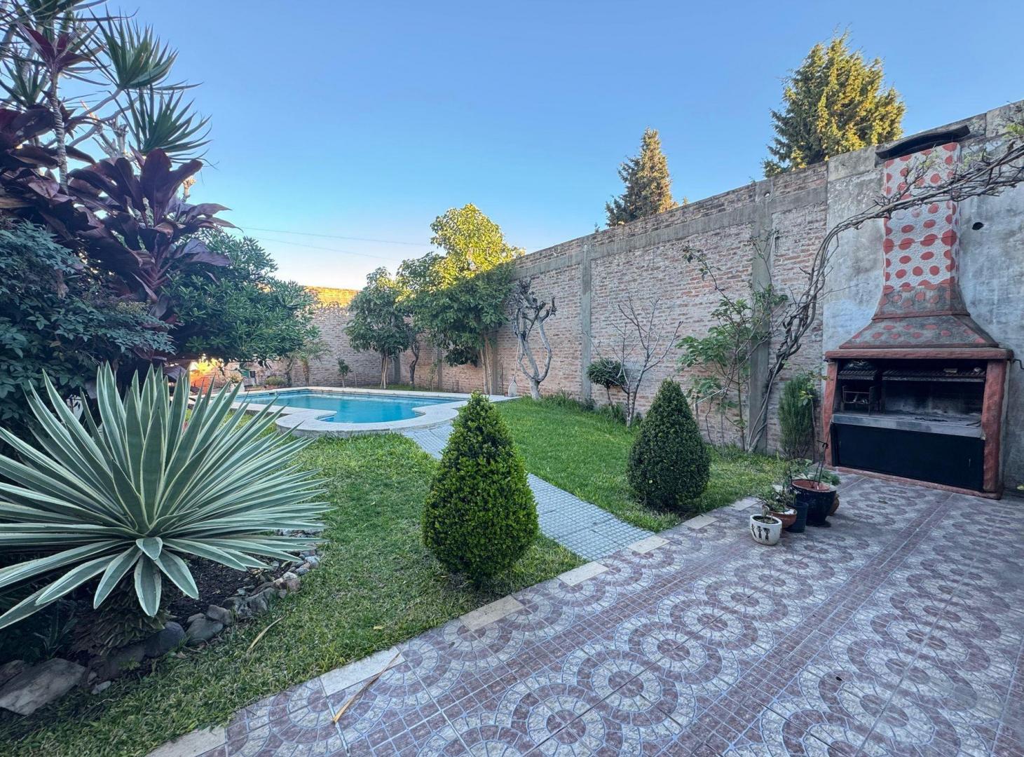Foto de Venta casa 4 ambientes Avellaneda piscina parrilla, imagen 1