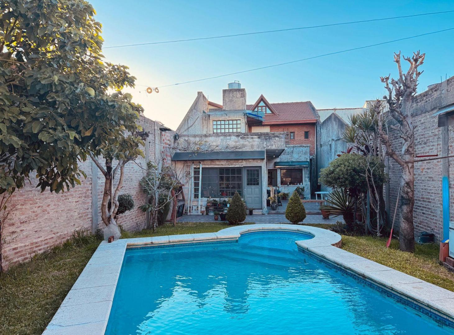 Foto de Venta casa 4 ambientes Avellaneda piscina parrilla, imagen 2