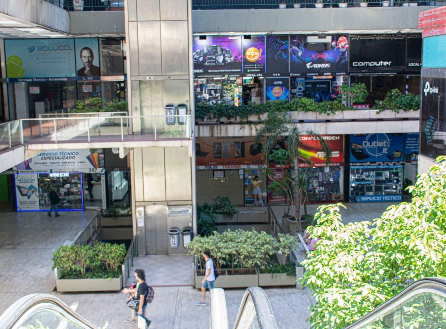 Foto de LOCAL VARIOS RUBROS GALERIA JARDIN VENTA PERMUTA, imagen 5