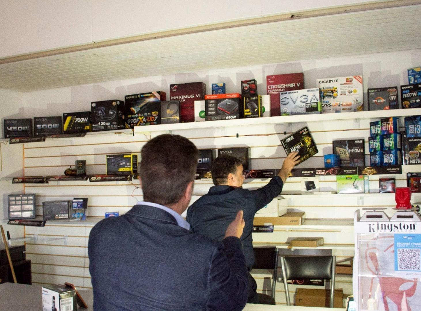 Foto de LOCAL VARIOS RUBROS GALERIA JARDIN VENTA PERMUTA, imagen 4
