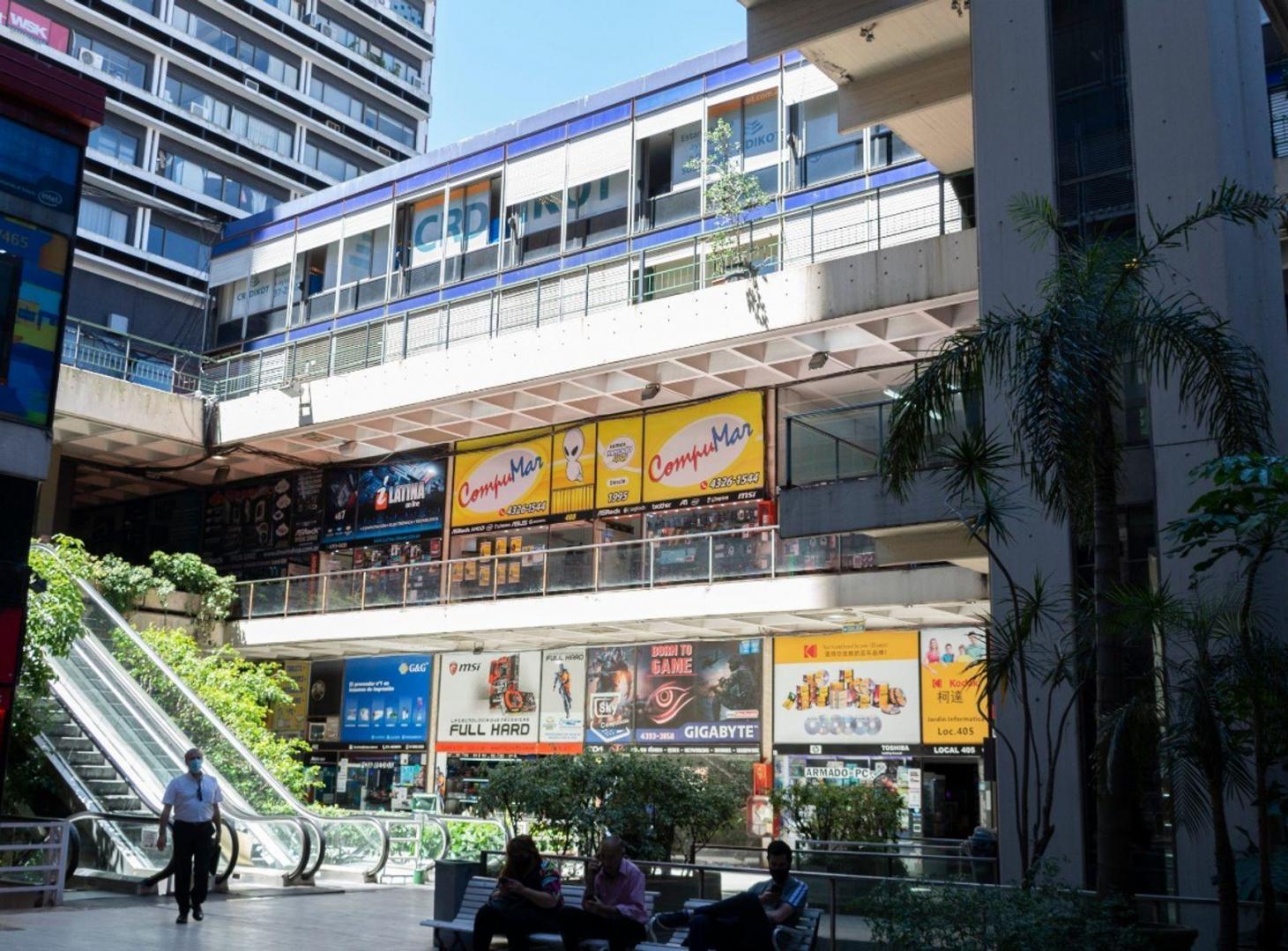 Foto de LOCAL VARIOS RUBROS GALERIA JARDIN VENTA PERMUTA, imagen 2