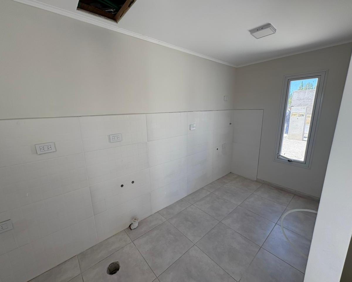 Vende Casa de 2 Dorm. Plottier 4