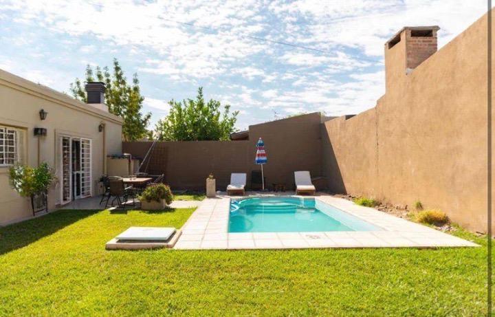 Vende Casa B° Manzanar con Pileta 1