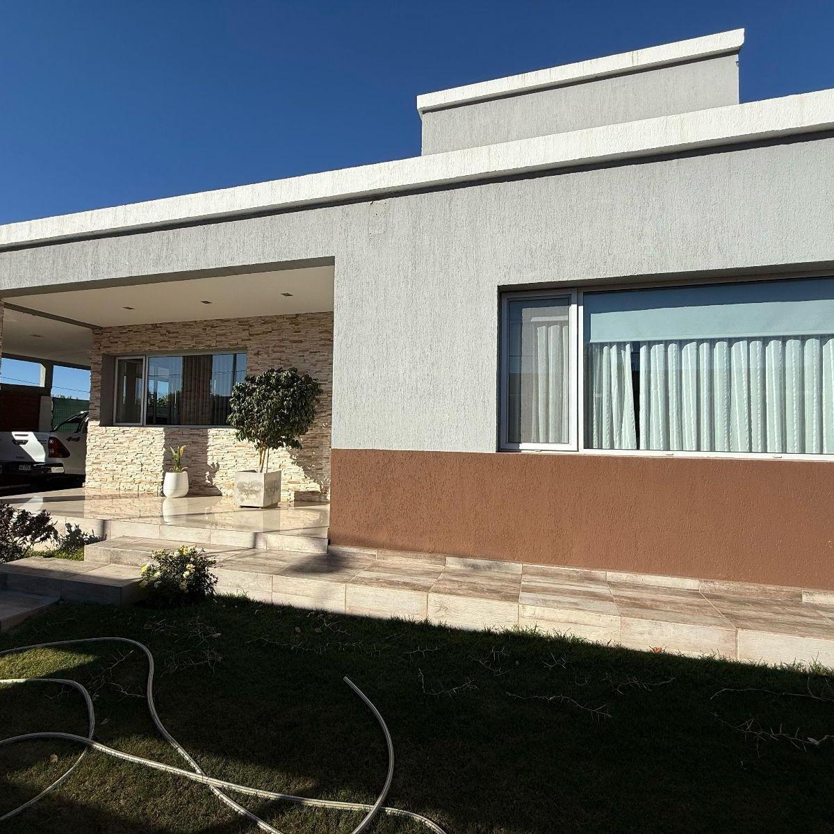 Vende Casa Nivel Gerencial, B° Los Manzanos, Plottier 2