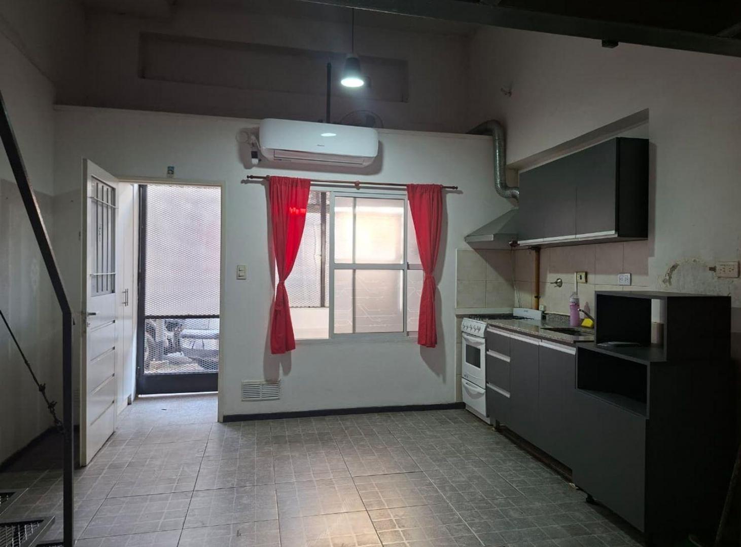 Gran monoambiente con entre piso al frente