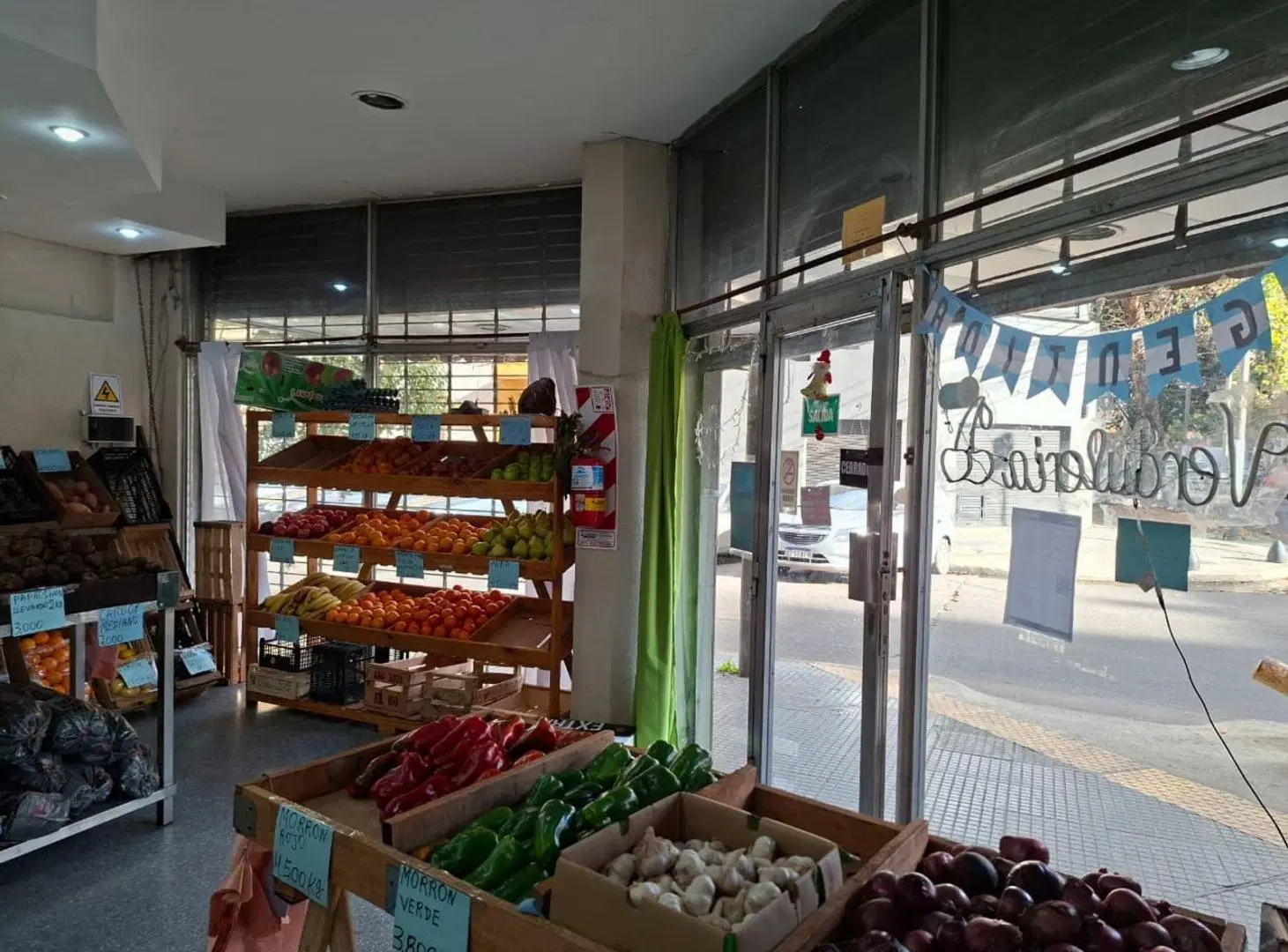 Excelente local en la esquina 2