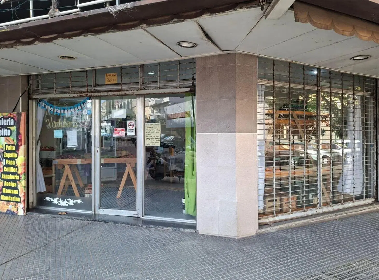 Excelente local en la esquina 4