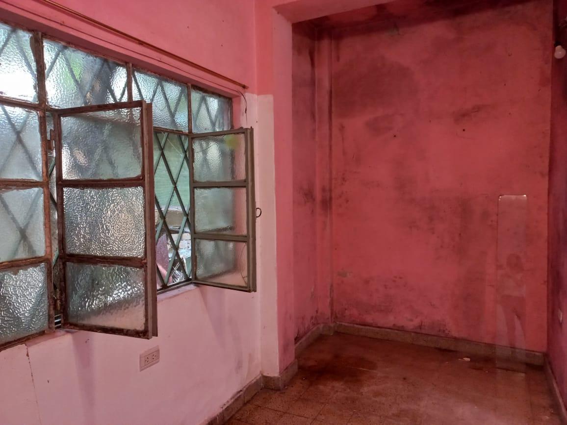 Foto de Casa 3 amb a refaccionar en venta a mts de Av. Triunvirato, imagen 2