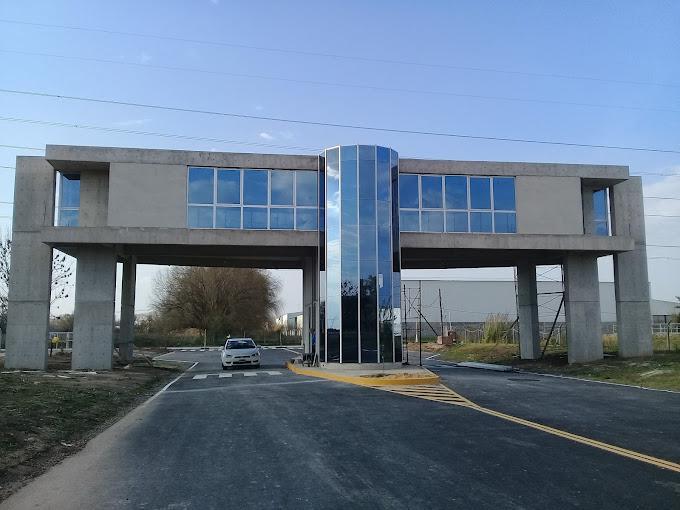 1840 m² a Estrenar en Parque Industrial 4